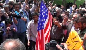 Iran : à Téhéran, des conservateurs brûlent le drapeau américain