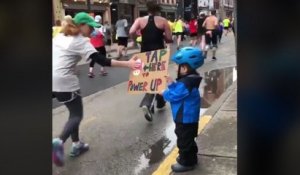 Un enfant redonne de l’énergie à des marathoniens avec une pancarte