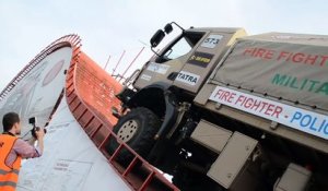 Ce camion tout terrain grimpe une pente à la verticale !