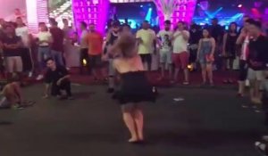 Une femme bourrée vient interrompe des breakdancers pour faire des backflips