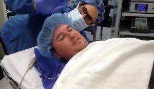 Cet homme tente de rester le plus longtemps éveillé pendant une anesthésie