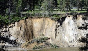 Un pan de montagne s'effondre dans la Kettle River à Ferry County, Washington