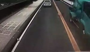 Un camion fait une sortie de route sur un pont et va frôler le pire