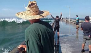Quand une vague énorme surprend des touristes sur un pont