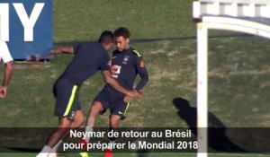 Neymar s'entraîne avec l'équipe du Brésil pour le Mondial