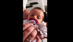 Ce bébé adorable vous reserve une petite surprise...