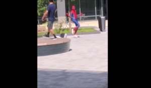 Quand Spiderman et un inconnu se mettent à danser devant ton collège... Fou