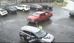 Un chauffeur d'une pick-up détruit une voiture avec une masse dans un parking !