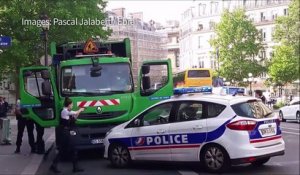 Paris: opération de police après le vol... d'un camion-poubelle