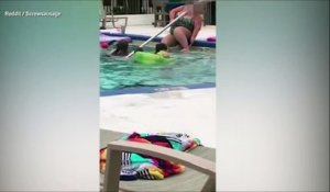 Une femme se rase les jambes dans la piscine publique d'un hotel