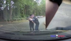 Ce policier héroique sauve la vie d'un bébé en train de s'étouffer! Beau geste