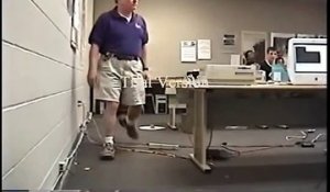 Cet étudiant éclate son ordi devant son prof en plein cours !