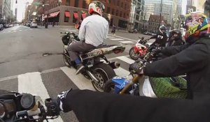 Un policier jette son café sur un motard sans raison