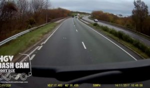 Inconscient ce conducteur s'insère sans regarder sur l'autoroute !