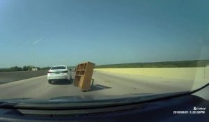 Cette voiture se prend un bureau en pleine autoroute