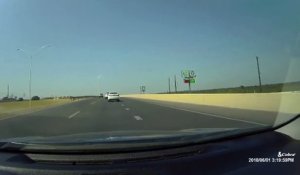 Un automobiliste percute un objet improbable au milieu de l’autoroute