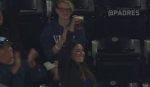 Cette fan de baseball va faire lever le stade avec son geste