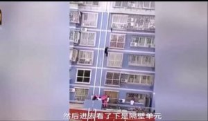 Ce héro chinois escalade 5 étages pour sauver un bébé suspendu dans le vide