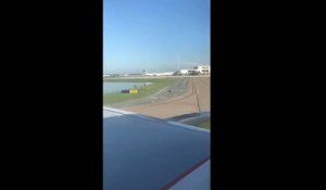 Les passagers d'un avion croisent la route d'un alligator sur l'aéroport de Miami
