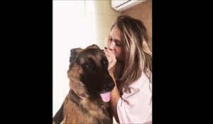 Elle dit un secret à son chien, regardez sa réaction