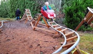 Il a fabriqué des montagnes russes dans son jardin pour ses petits enfants