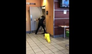 Une employée de McDonald se bat avec une cliente dans les toilettes