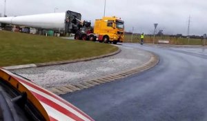 Voilà comment on transporte une éolienne sur la route : camion géant