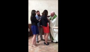 Ce prêtre Français perd son sang-froid et gifle le bébé à baptiser