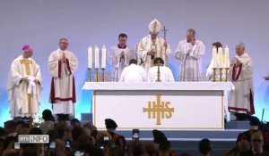 Le pape François trébuche à la fin d'une messe lors de sa venue en Suisse - VIDEO