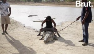 Dans ce village burkinabè, les crocodiles sont vénérés