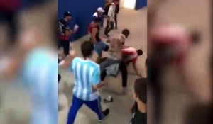 Des supporters argentins attaquent des croates pendant le match dans le stade