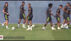 Le joli coup franc "derrière le but" de Neymar à l'entraînement du Brésil