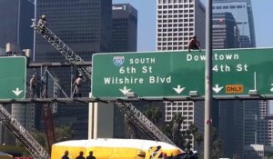 LOS ANGELES : Un homme fou saute du haut d'un panneau de signalisation routière
