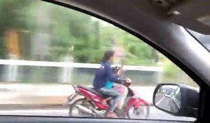 Une mère inconsciente envoie des SMS alors qu'elle transporte sa fille sur un scooter