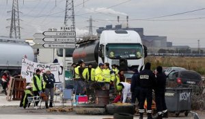 Nerfs à vif en France : les "gilets jaunes" bloquent des dépôts pétroliers
