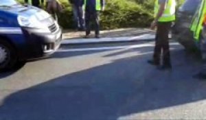 Dordogne : une conductrice tente de forcer un barrage, des gilets jaunes lui crèvent les pneus