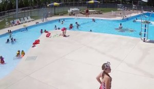 Un maitre-nageur attentif sauve un enfant qui est en train de se noyer dans une piscine