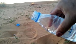 Un homme fait geler de l'eau en plein désert !