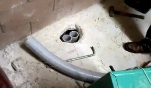 Ils sauvent un chaton coincé dans un tuyau en utilisant une souffleuse