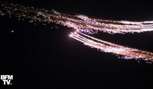 Le spectacle magnifique de feux d’artifice tirés depuis des avions et paramoteurs