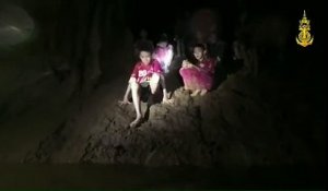 Les images des 12 ados et leur entraineur de foot piégés 9 jours dans une grotte en Thaïlande