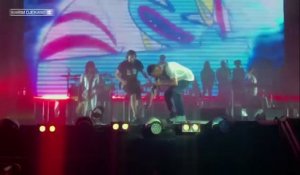 Un rappeur fait une lourde chute sur scène pendant un concert de Gorillaz