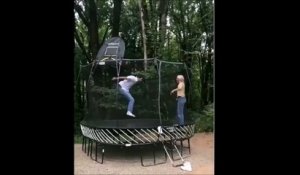 Ne jamais sauter à deux en même temps sur un trampoline ! FAIL