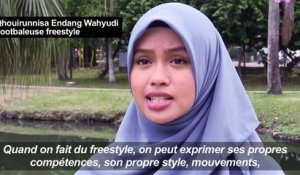 En Malaisie, elle fait du foot freestyle avec un voile islamique
