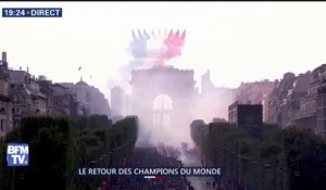 La patrouille de France survole les Champs-Élysées pour accompagner les Bleus