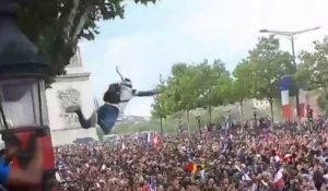 Un supporter dans un arbre saute dans foule (Paris) #cm2018