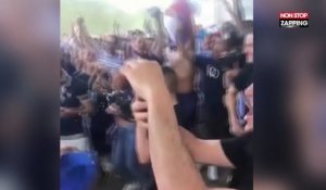Défilé des Bleus : Des pompiers rafraîchissent les supporters avec la lance incendie (Vidéo)