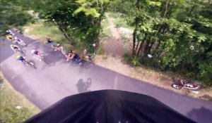 Un biker saute au dessus des cyclistes du tour de france en pleine étape