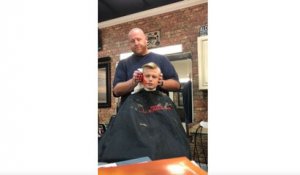 Un coiffeur fait une blague à un enfant