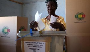 Le Zimbabwe compte les votes et l'opposition revendique la victoire